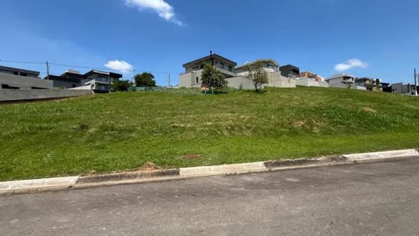 Terreno a venda de 457m² no condomínio Reserva Santa Anna em Santana de Parnaíba com leve aclive.