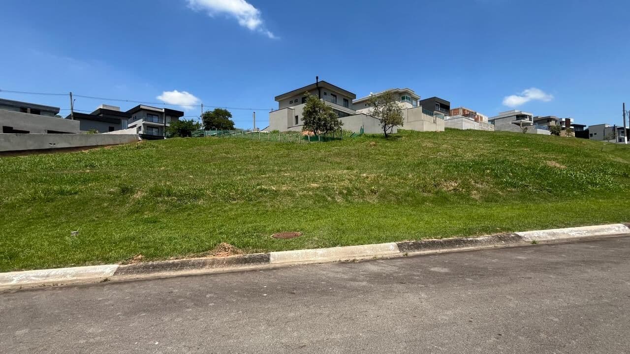 Terreno a venda de 457m² no condomínio Reserva Santa Anna em Santana de Parnaíba com leve aclive.