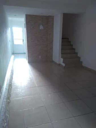 Casa à venda com 2 quartos sendo 1 suíte e 2 vagas por 380 mil