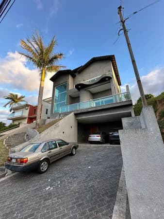 Casa à venda no Condomínio Tarumã em Santana de Parnaíba, de 400m2, com 3 Suítes, 4 vagas de garagem