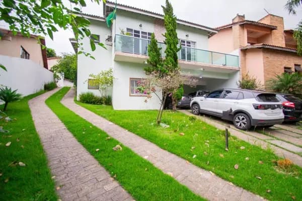 Casa à venda no Residencial Tarumã em Santana de Parnaíba, de 357m² com 3 suítes e 4 vagas