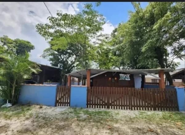 Casa de praia à venda no condomínio Morada dos Pássaros em Bertioga, à 100 metros da praia.