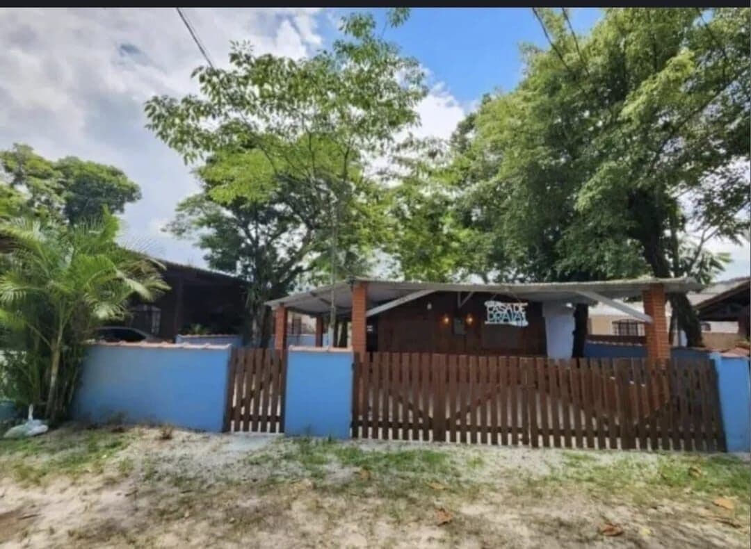 Casa de praia à venda no condomínio Morada dos Pássaros em Bertioga, à 100 metros da praia.