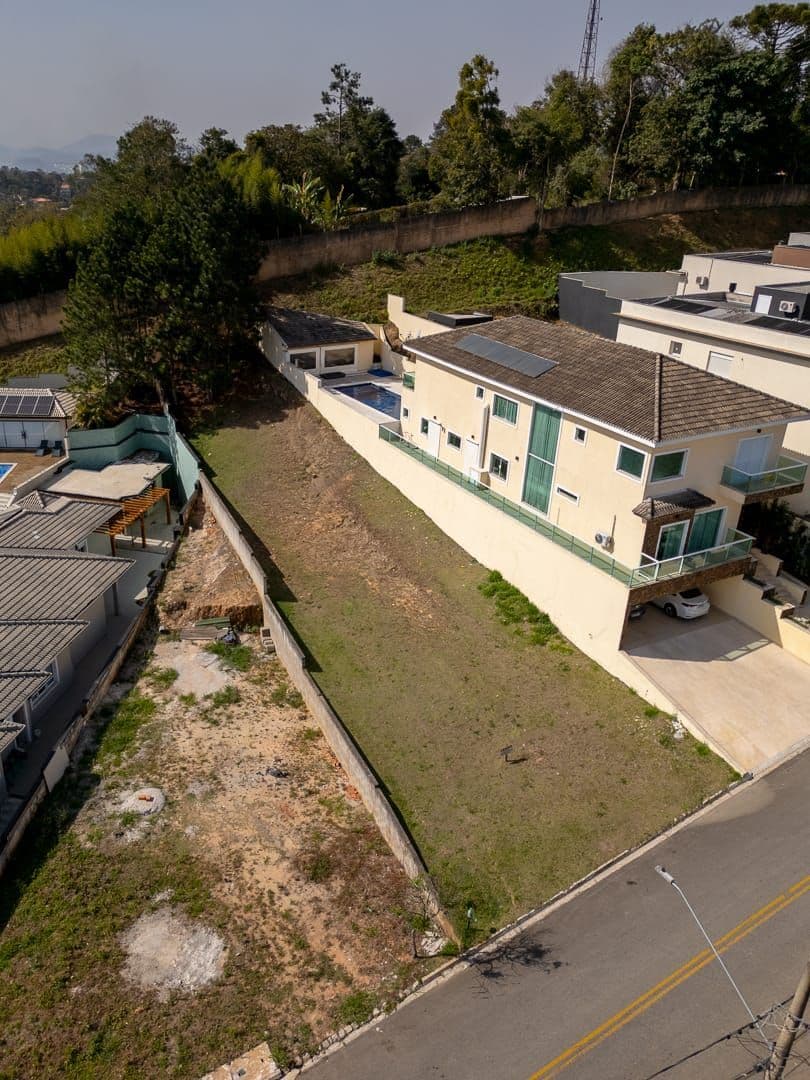 Terreno à venda em Santana de Parnaíba de 604m² no Condomínio Valville I — Oportunidade!