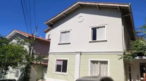Casa à venda com 2 quartos e 2 vagas por 495 mil