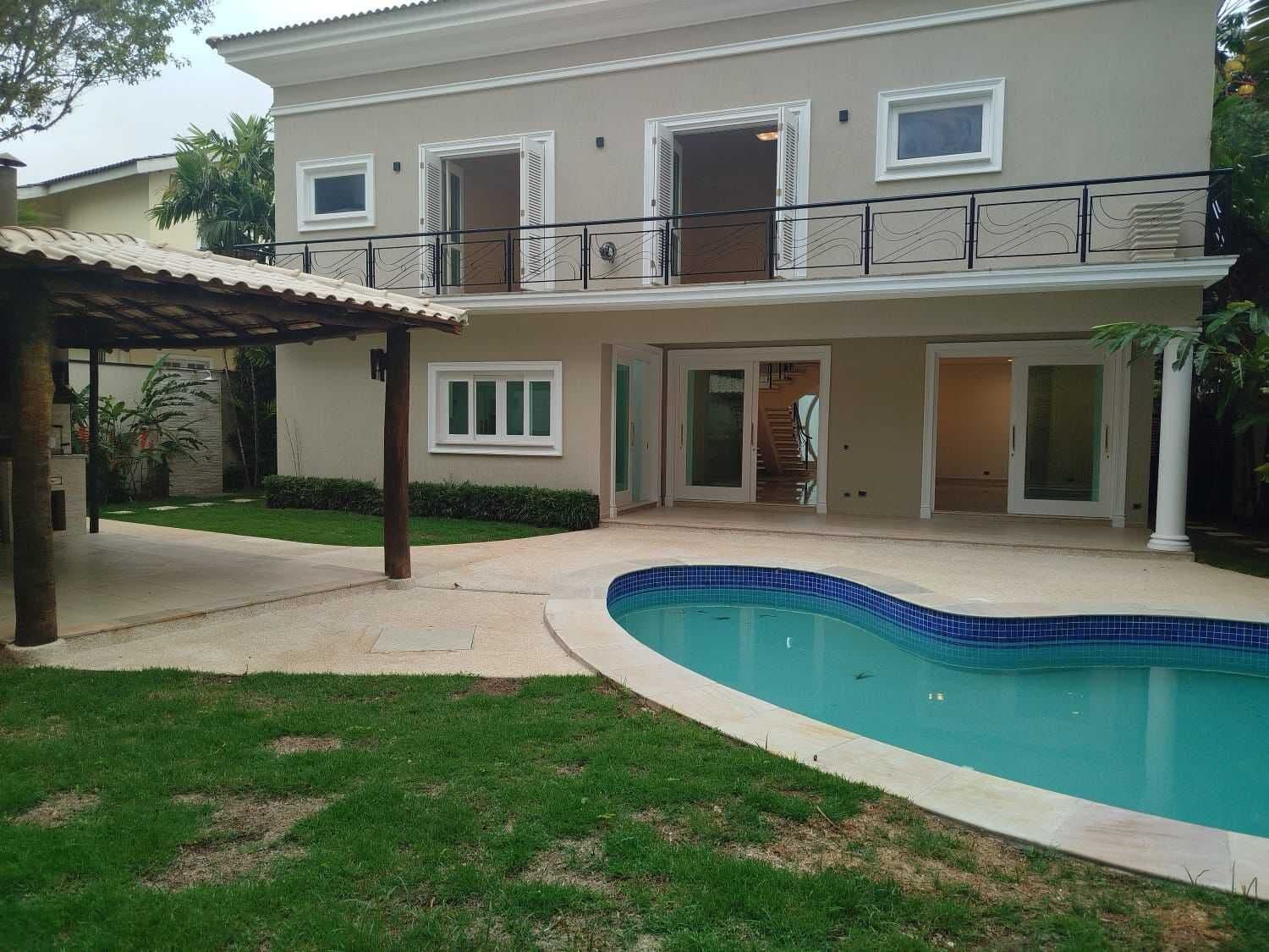 Casa alto padrão de 450 m² à venda no Alpha Plus em Alphaville Barueri, 4 suítes, 4 vagas.