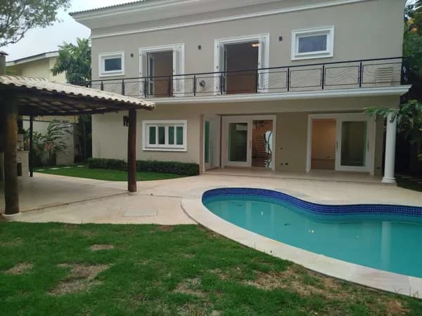 Casa alto padrão de 450 m² à venda no Alpha Plus em Alphaville Barueri, 4 suítes, 4 vagas.