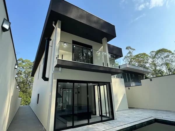 Casa à venda no Condomínio Morada da Serra em Itapevi, de 384m² com 3 quartos sendo 3 suítes e 4 vagas