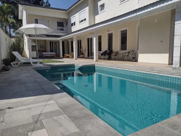 Casa à Venda no Alphaville 12 – 4 Suítes, Piscina e Alto Padrão