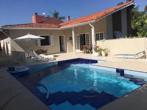 Casa à venda no Residencial Alphaville 3 em Santana de Parnaíba, de 420m² com 5 suítes e 5 vagas
