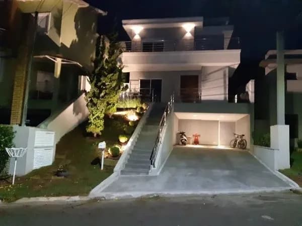 Casa à venda no New Ville em Santana de Parnaíba, de 230m² com 3 Dormitórios (sendo 1 suíte) e 4 vagas