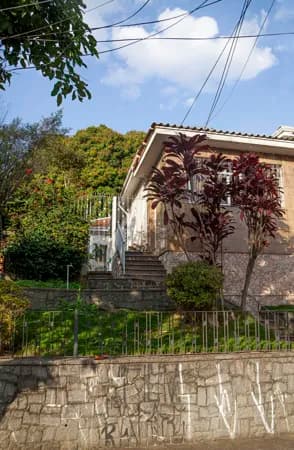 Excelente oportunidade de adquirir uma casa espaçosa e confortável com 4 dormitórios e 2 banheiros no bairro Bosque da Saúde, em São Paulo-SP
