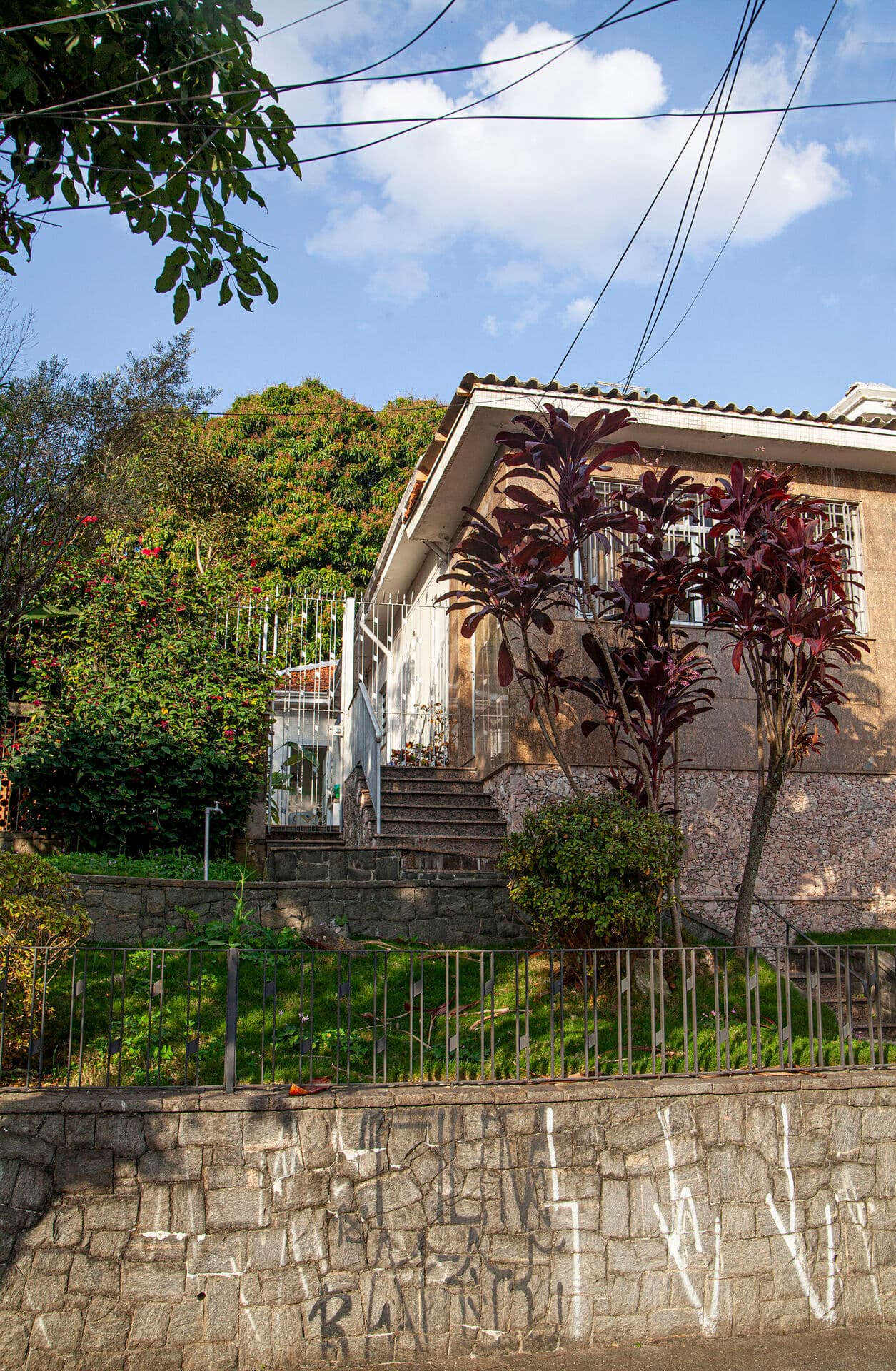 Excelente oportunidade de adquirir uma casa espaçosa e confortável com 4 dormitórios e 2 banheiros no bairro Bosque da Saúde, em São Paulo-SP