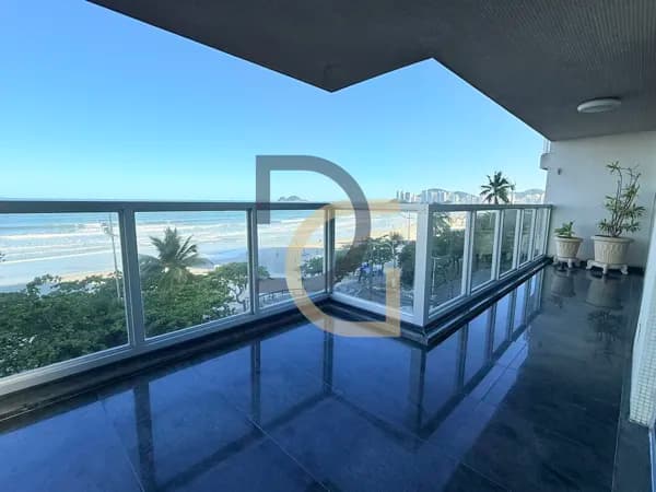 Apartamento alto padrão frente à praia