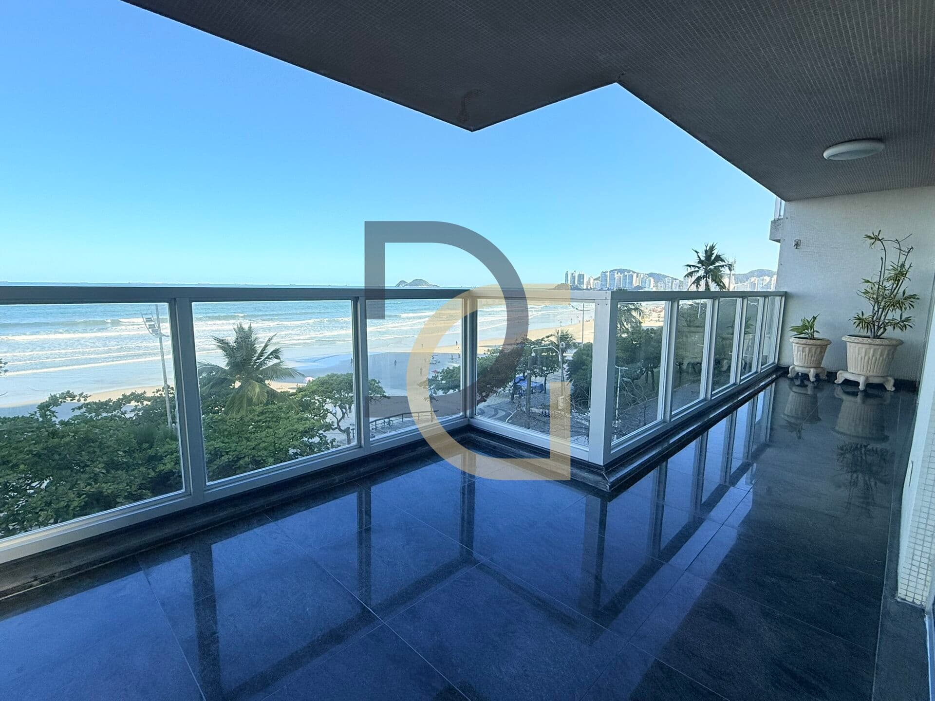 Apartamento alto padrão frente à praia