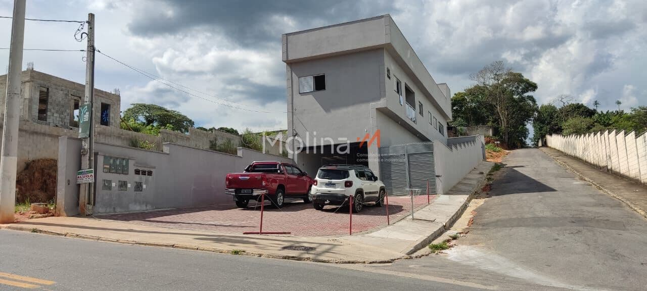 Galpão Novo de Esquina – 100m² + 80m² de Área Aberta – Av. Felipe Sawaya, Butujuru