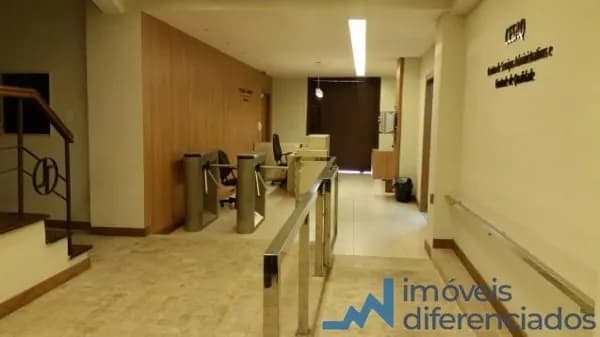 Prédio inteiro com 1.850m², gerador e elevador privativos.
