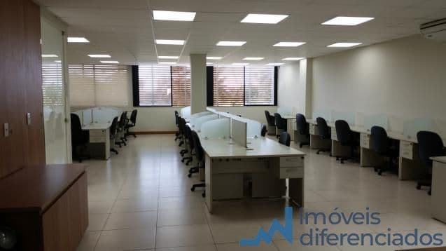 Prédio inteiro com 1.850m², gerador e elevador privativos.