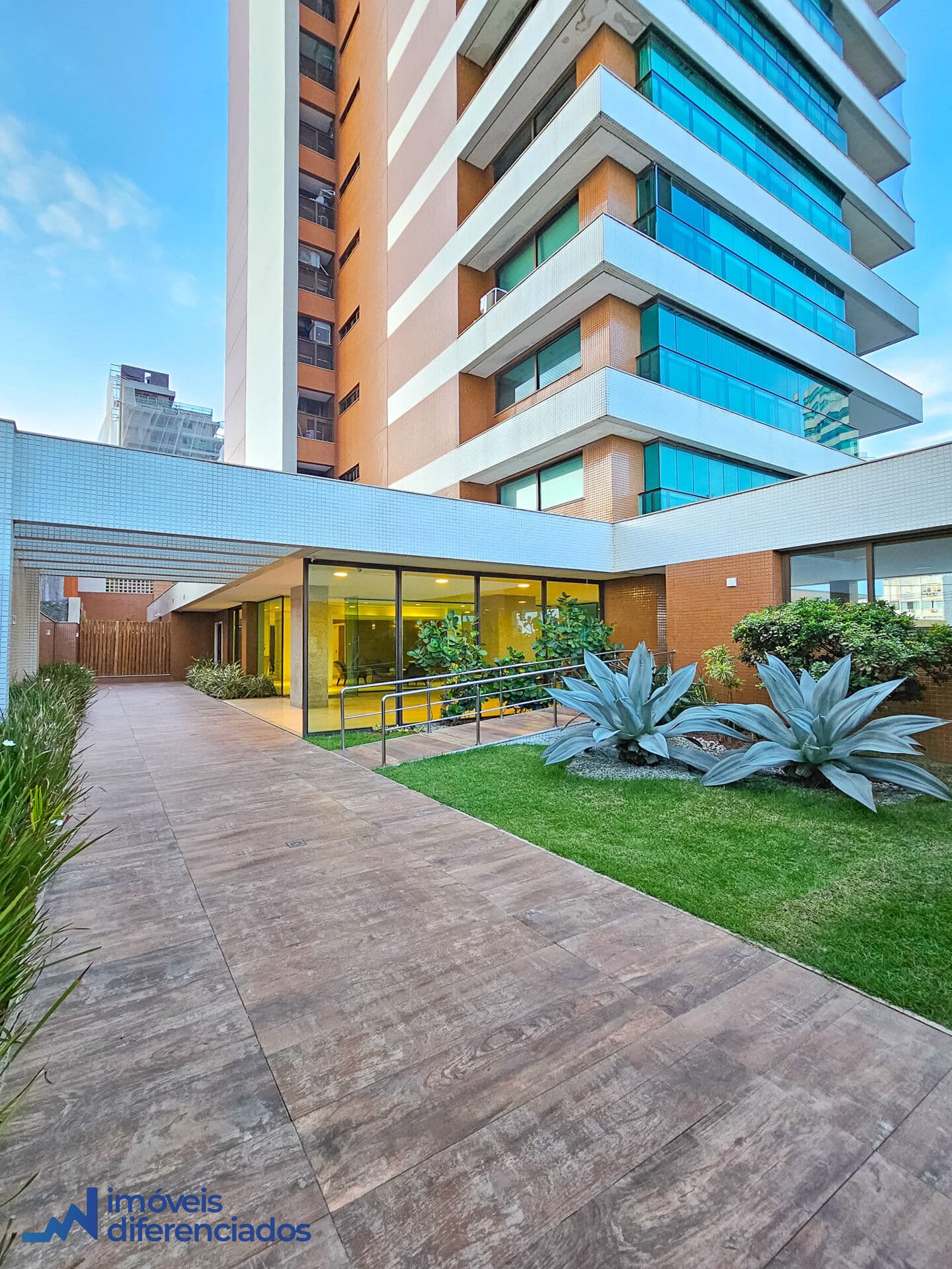 VENDA - 4 suítes com 308m² no Morro Ipiranga/Barra
