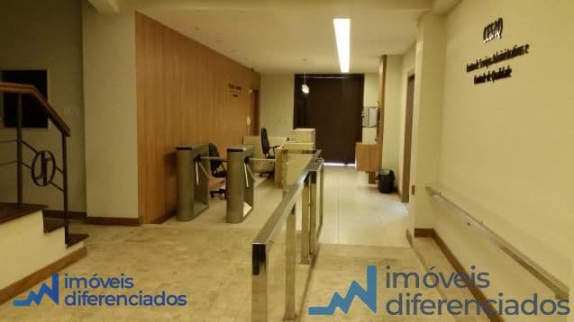 Prédio comercial com 1.850m², gerador e elevador privativos.