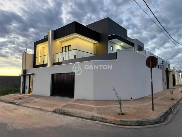 Sobrado à Venda no Bairro Planalto