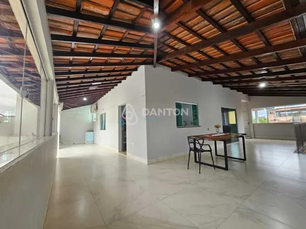 DUAS CASAS + PONTO COMERCIAL À VENDA