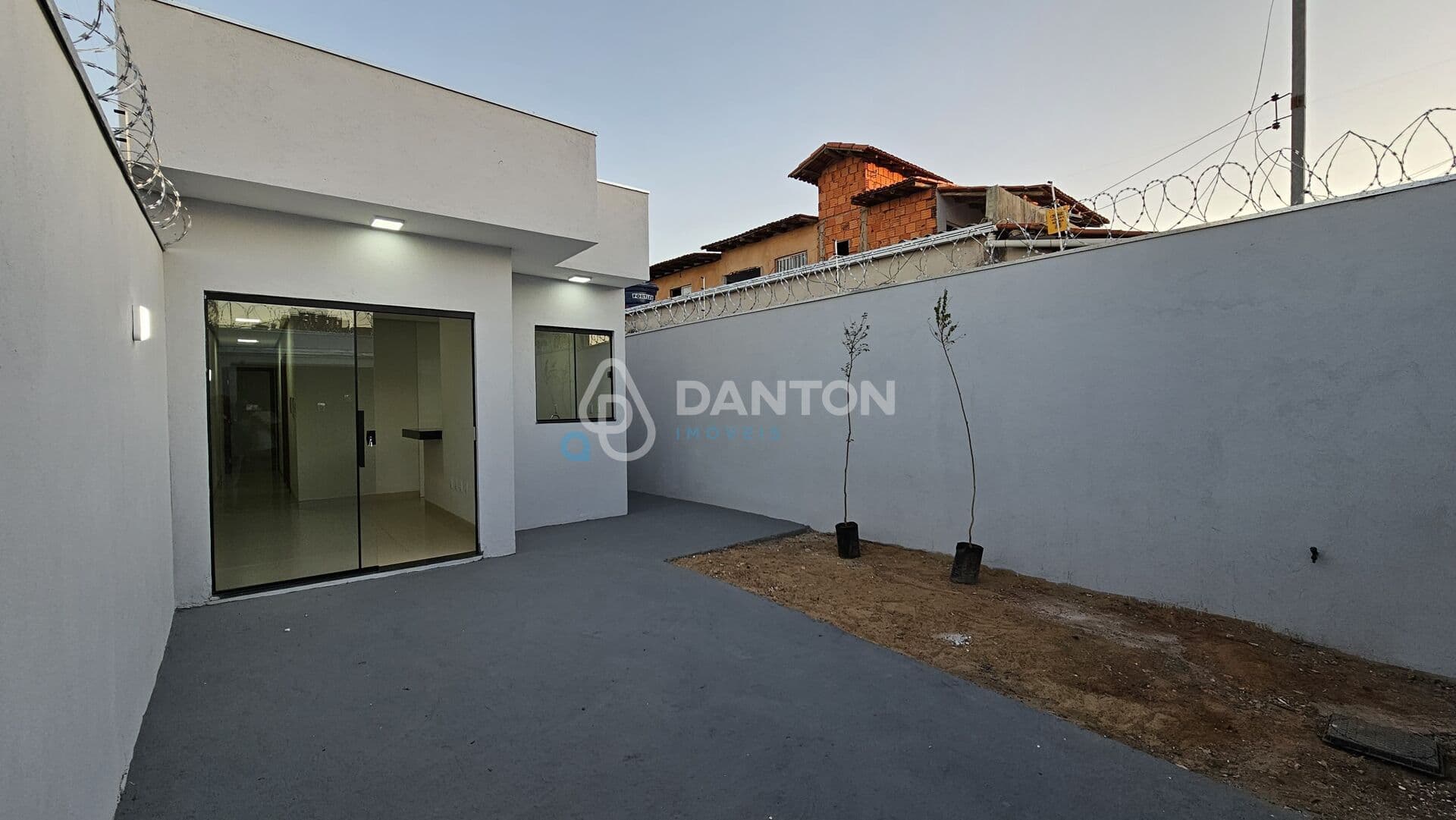 Casa Nova com Padrão Moderno Bairro Jardim Primavera