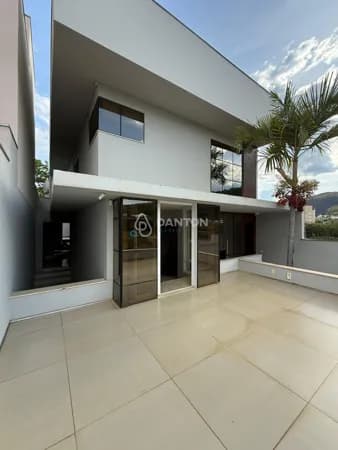 Casa de Alto Padrão à Venda – Bairro Ibituruna – Vista para a Serra