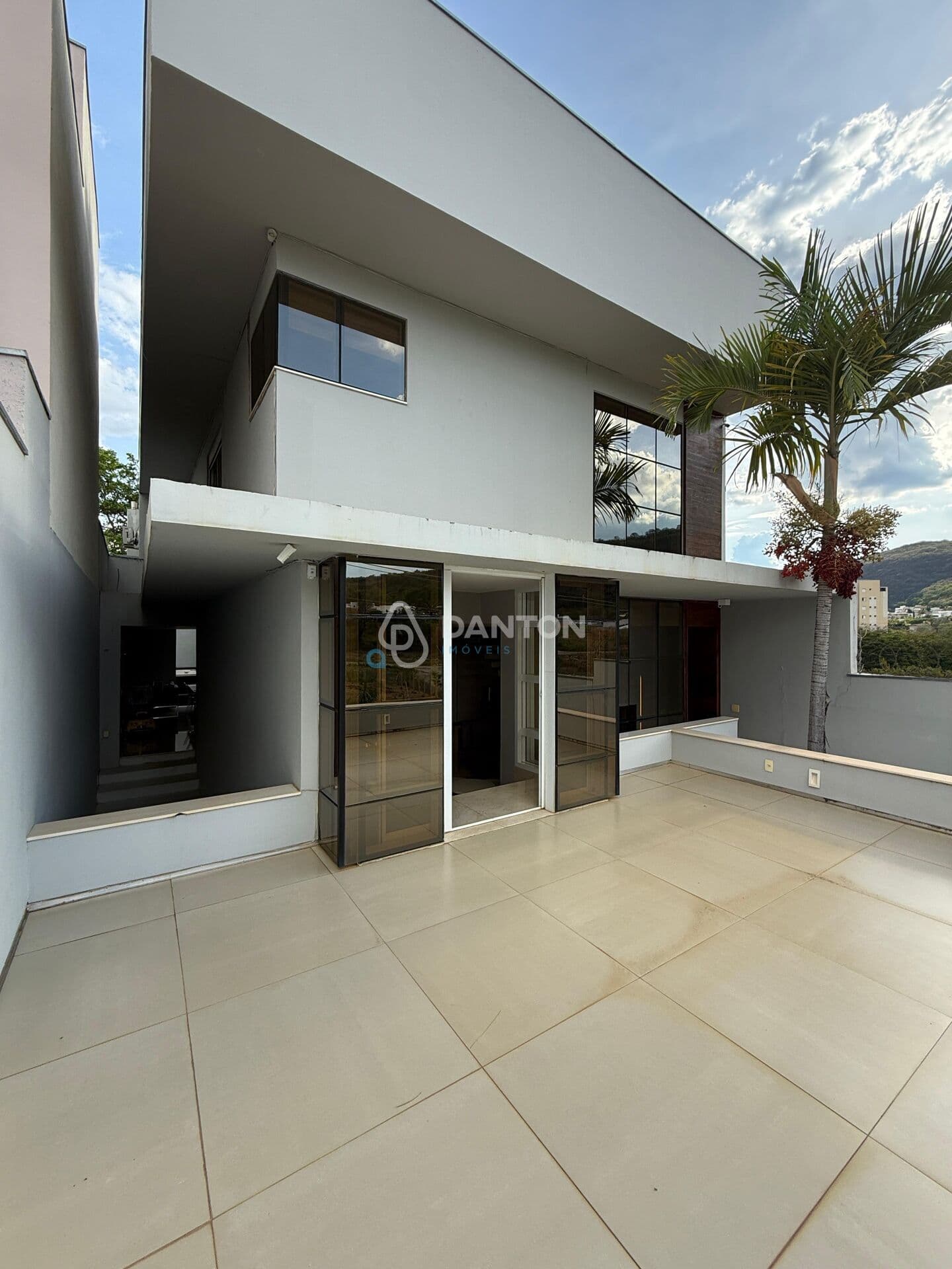 Casa de Alto Padrão à Venda – Bairro Ibituruna – Vista para a Serra