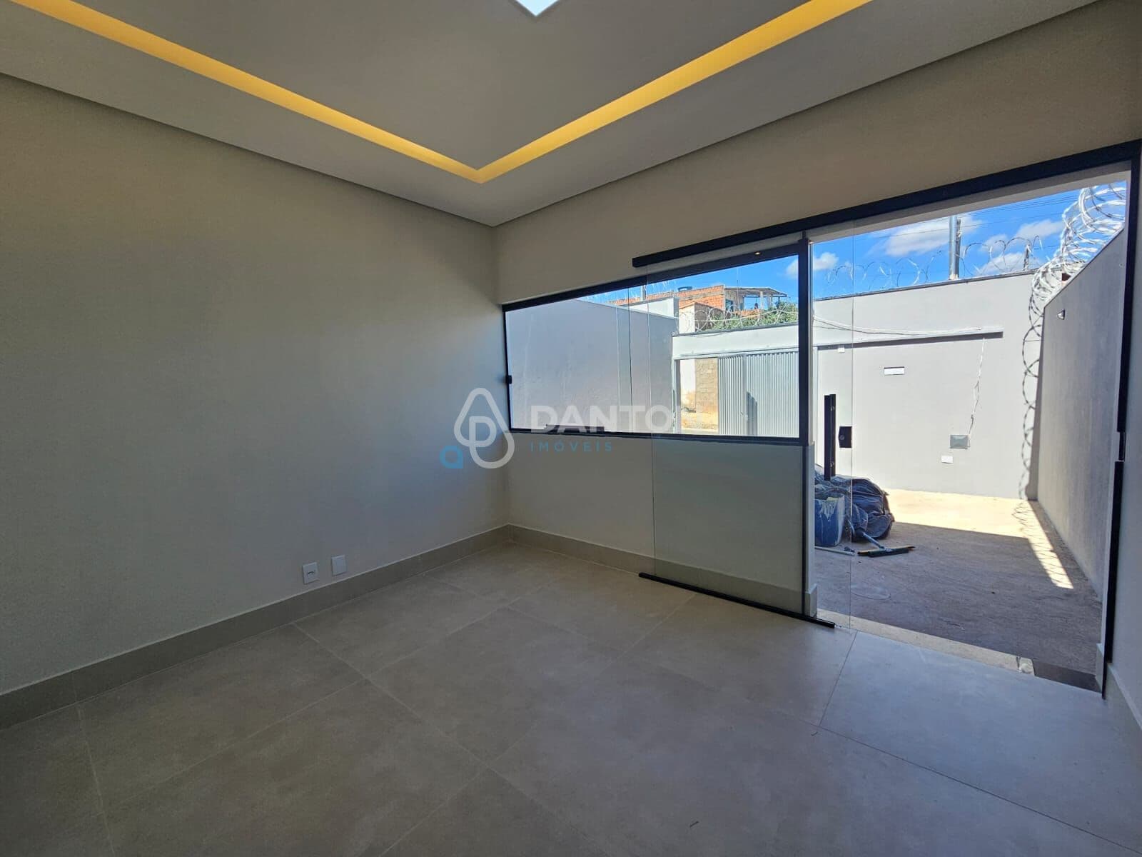 CASA À VENDA – CARMELO, COM CORREDOR EXTERNO.