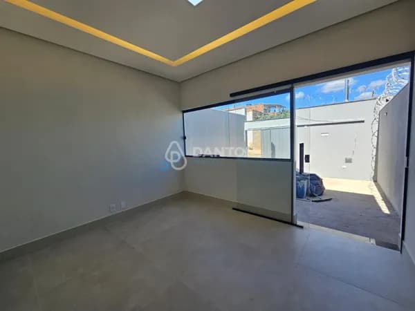 CASA À VENDA – CARMELO, COM CORREDOR EXTERNO.