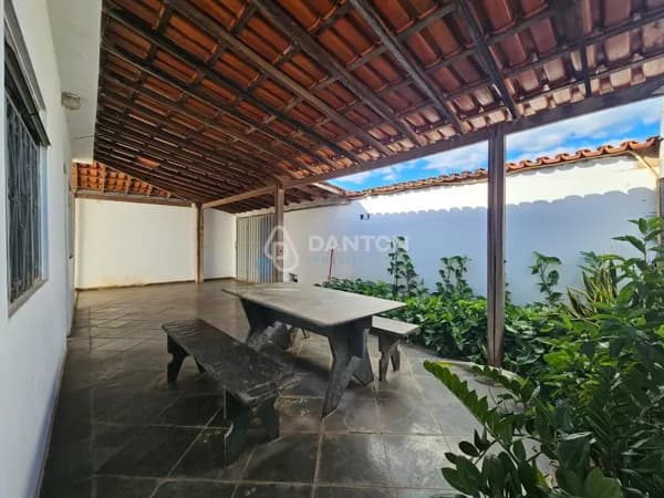 Casa à Venda – Bairro Independência, Montes Claros