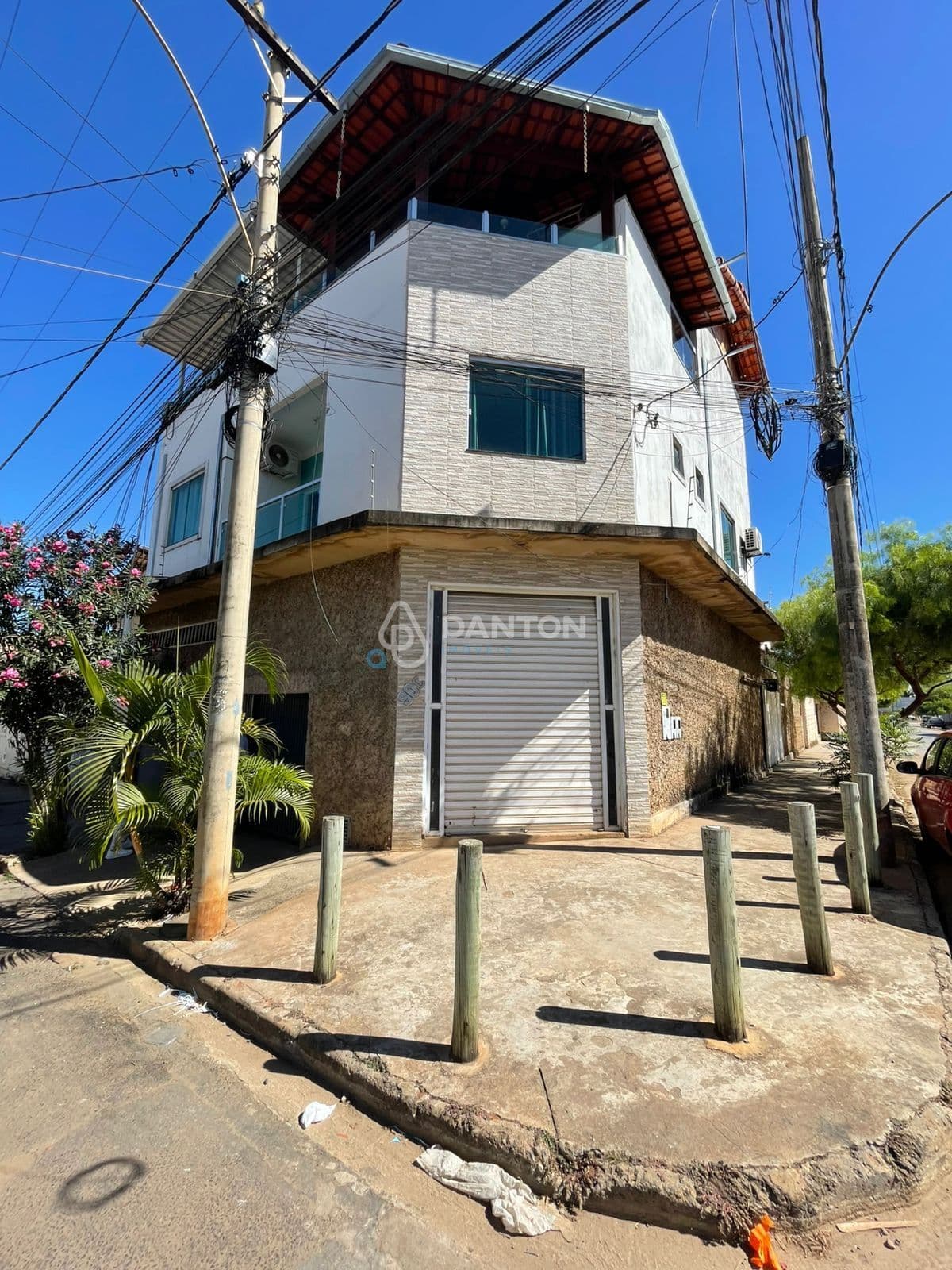 Casa de Esquina com Ponto Comercial à Venda – Bairro São Judas