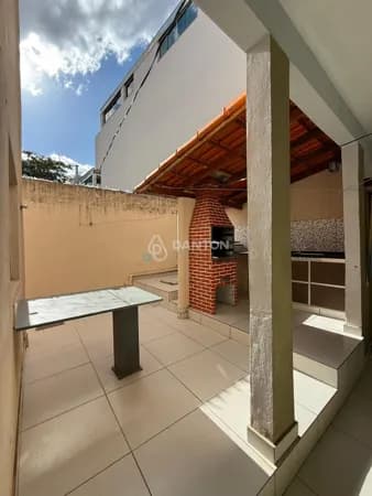 Duas Casas Individuais no Mesmo Lote no Bairro Canelas