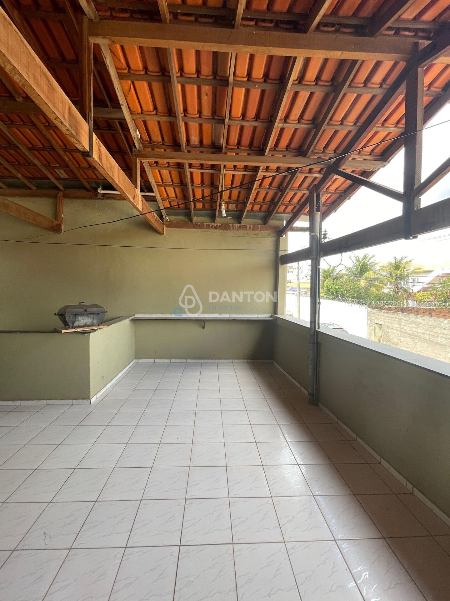 Duas Casas Individuais no Mesmo Lote no Bairro Canelas