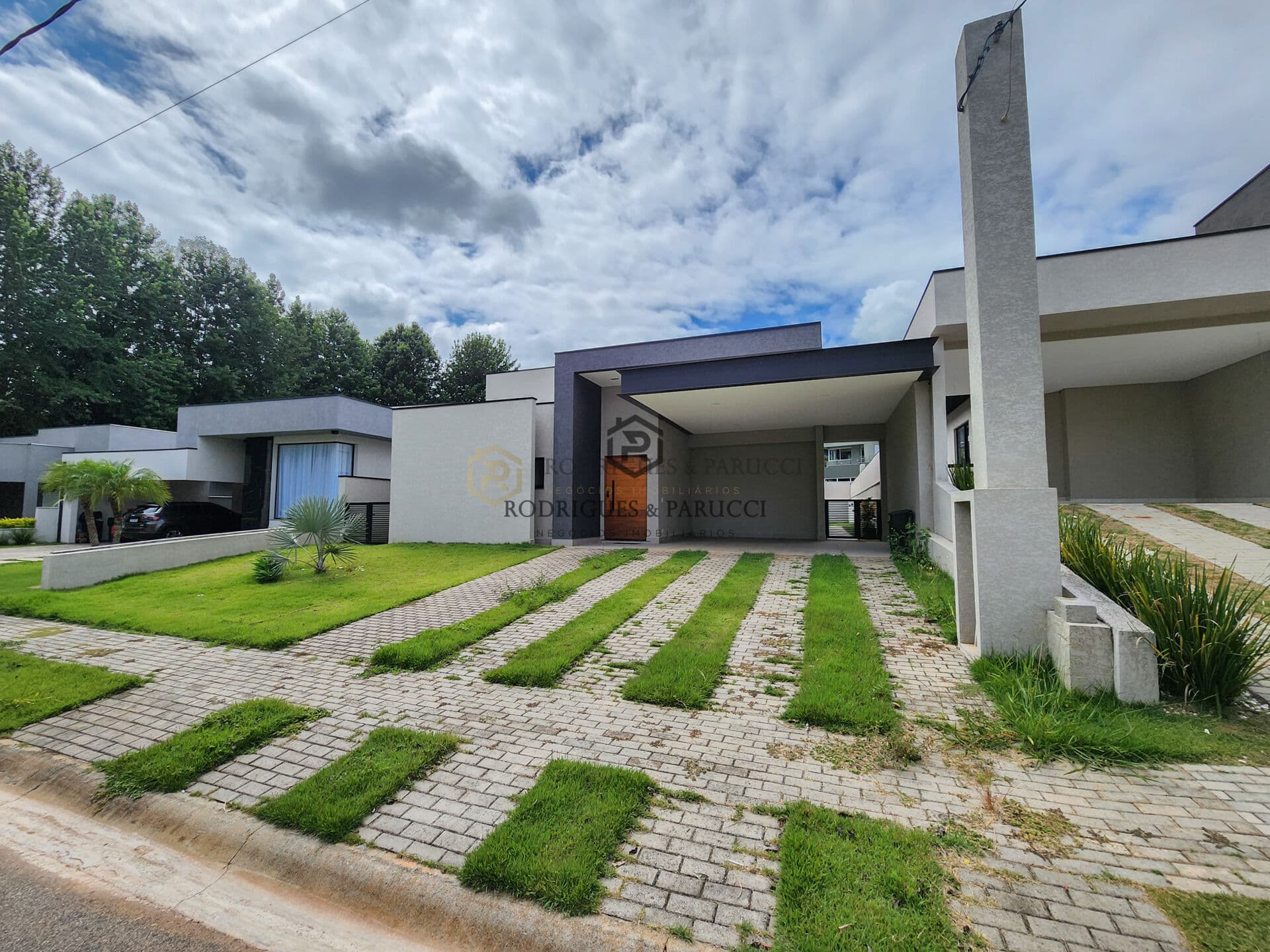 Imóvel Novo 2025 | 4 Suítes com Armários | 6 banheiros | 270m2 Construídos | Figueira Garden Atibaia