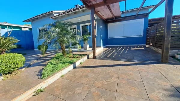 CASA DE ESQUINA COM PISCINA E ENERGIA SOLAR - BAIRRO FRIGORÍFICO