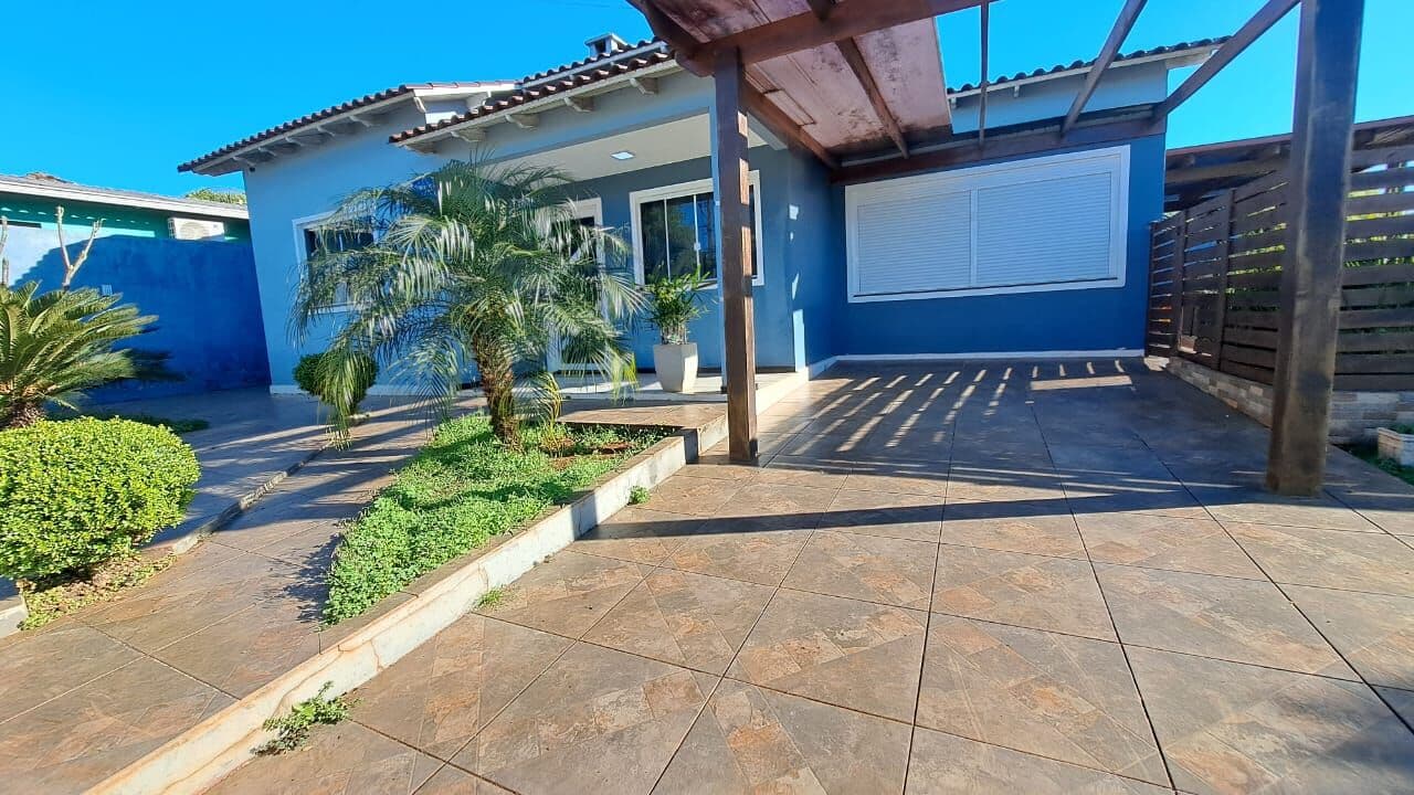 CASA DE ESQUINA COM PISCINA E ENERGIA SOLAR - BAIRRO FRIGORÍFICO