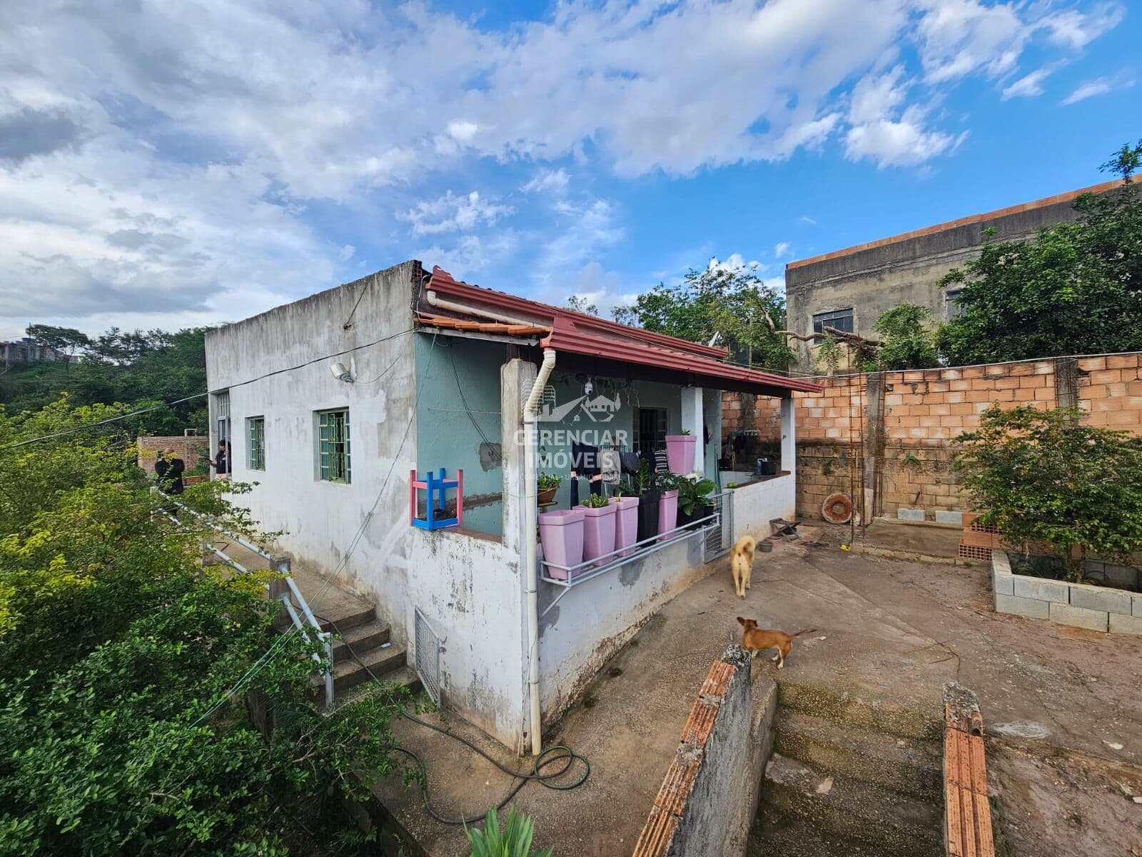 Casa com quintal e garagem a venda em Igarapé MG