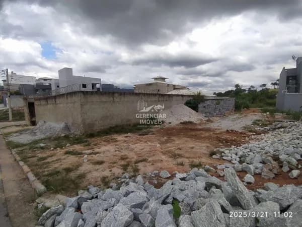 Terreno 200m² plano de frente para rua principal em Betim!