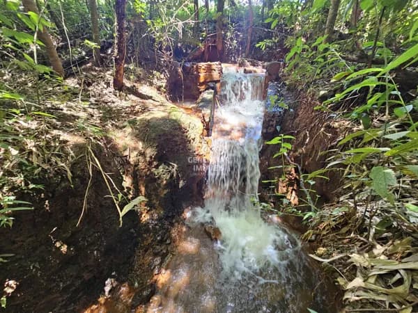 Chácara 7.000m² em construção com água corrente nos fundos e pomar frutífero em Rio Manso - MG