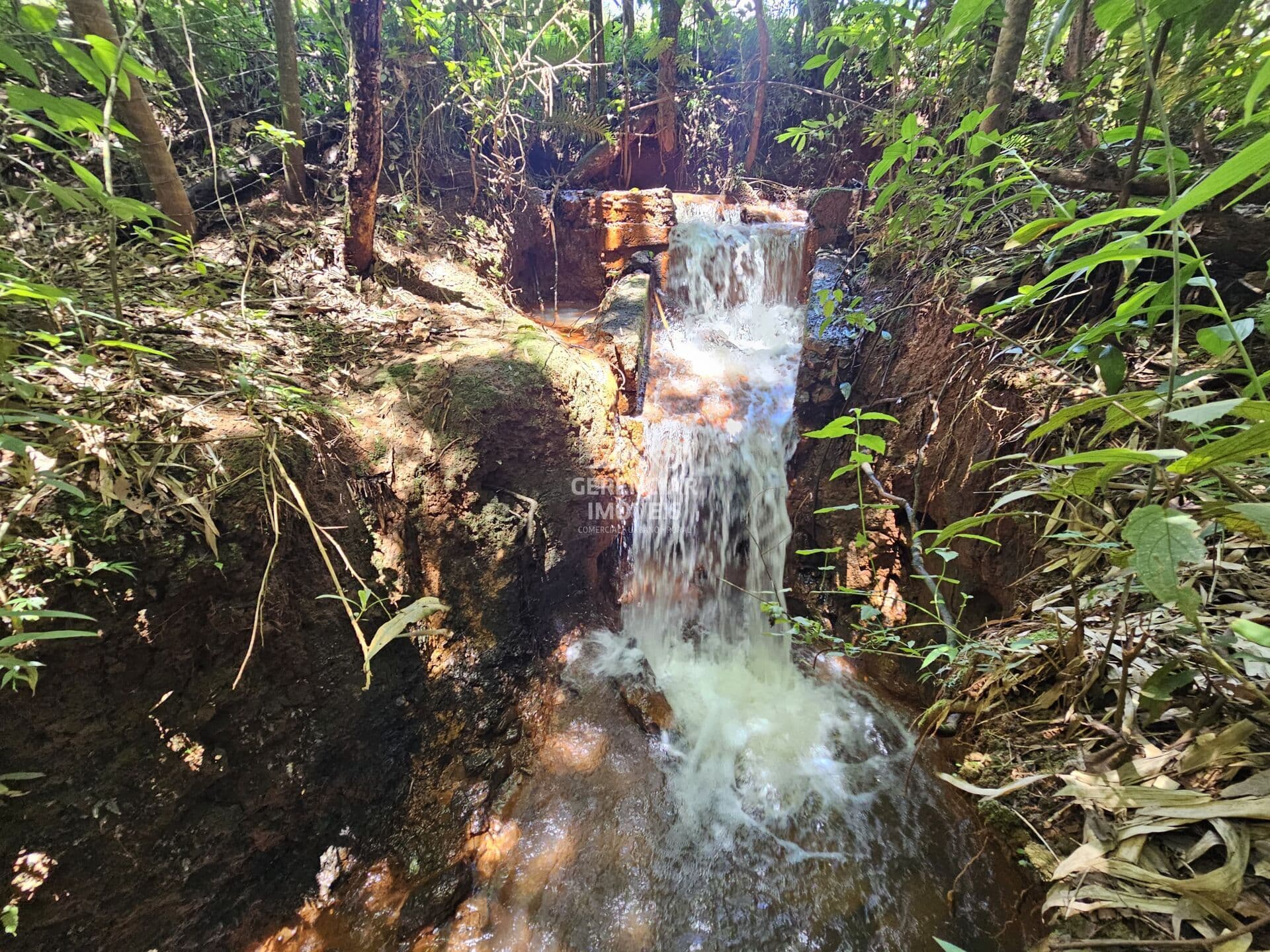 Chácara 7.000m² em construção com água corrente nos fundos e pomar frutífero em Rio Manso - MG