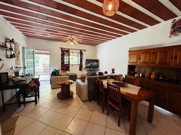 Chácara 720m² com Casa 3 Quartos, Suíte, Toda Avarandada e Área Caipira Completa