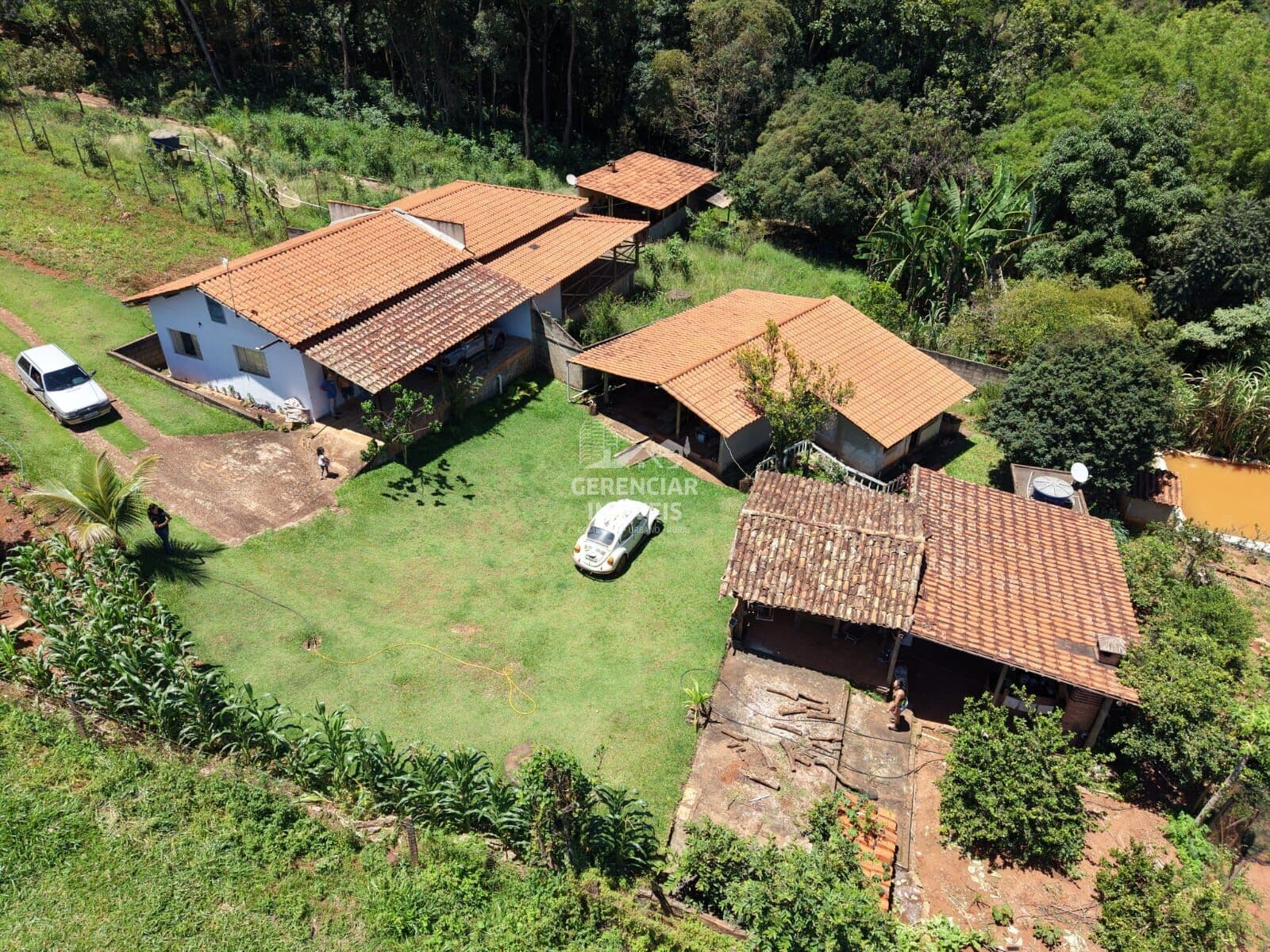 Chácara 3.000m² com 03 quartos , córrego , mina , energia e terras de cultura em Rio Manso - MG