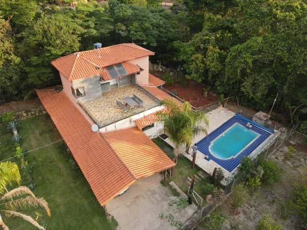 Sítio Completo em Rio Manso – 1.000m², Piscina com Cascata e Vista para a Mata!