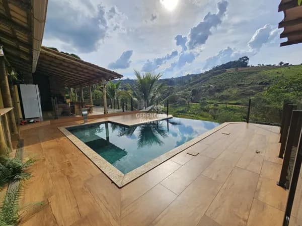 Lindo Sítio de 8.000m², Vista para Montanhas, Piscina, 03 Quartos sendo 01 suíte e Varanda ampla em Itatiaiuçu!