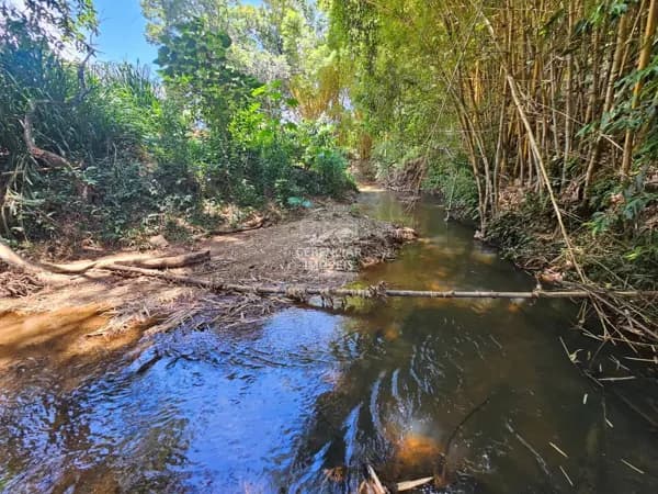Terreno 500m² com pomar e riacho nos fundos Serra Azul/Mateus Leme MG
