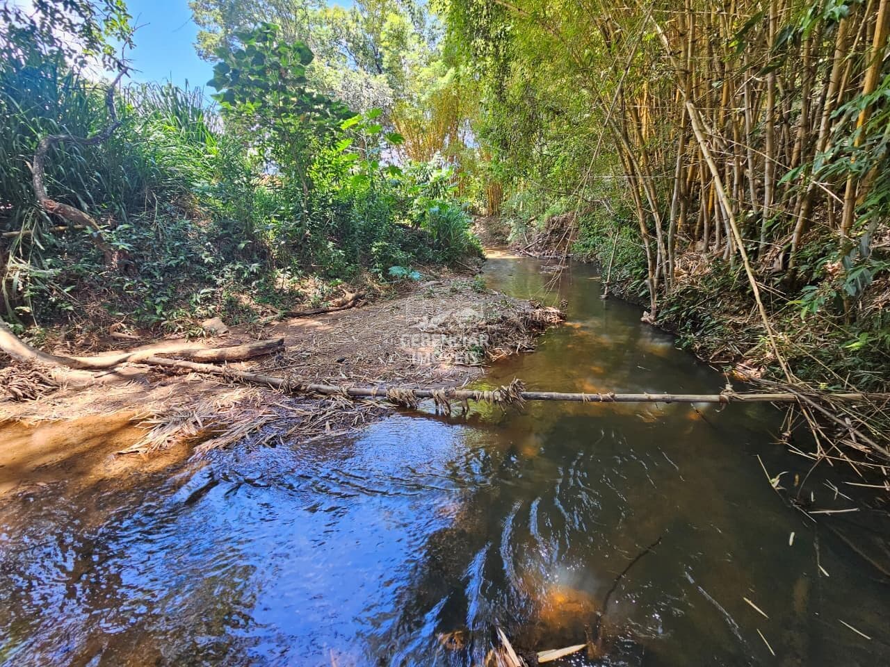Terreno 500m² com pomar e riacho nos fundos Serra Azul/Mateus Leme MG