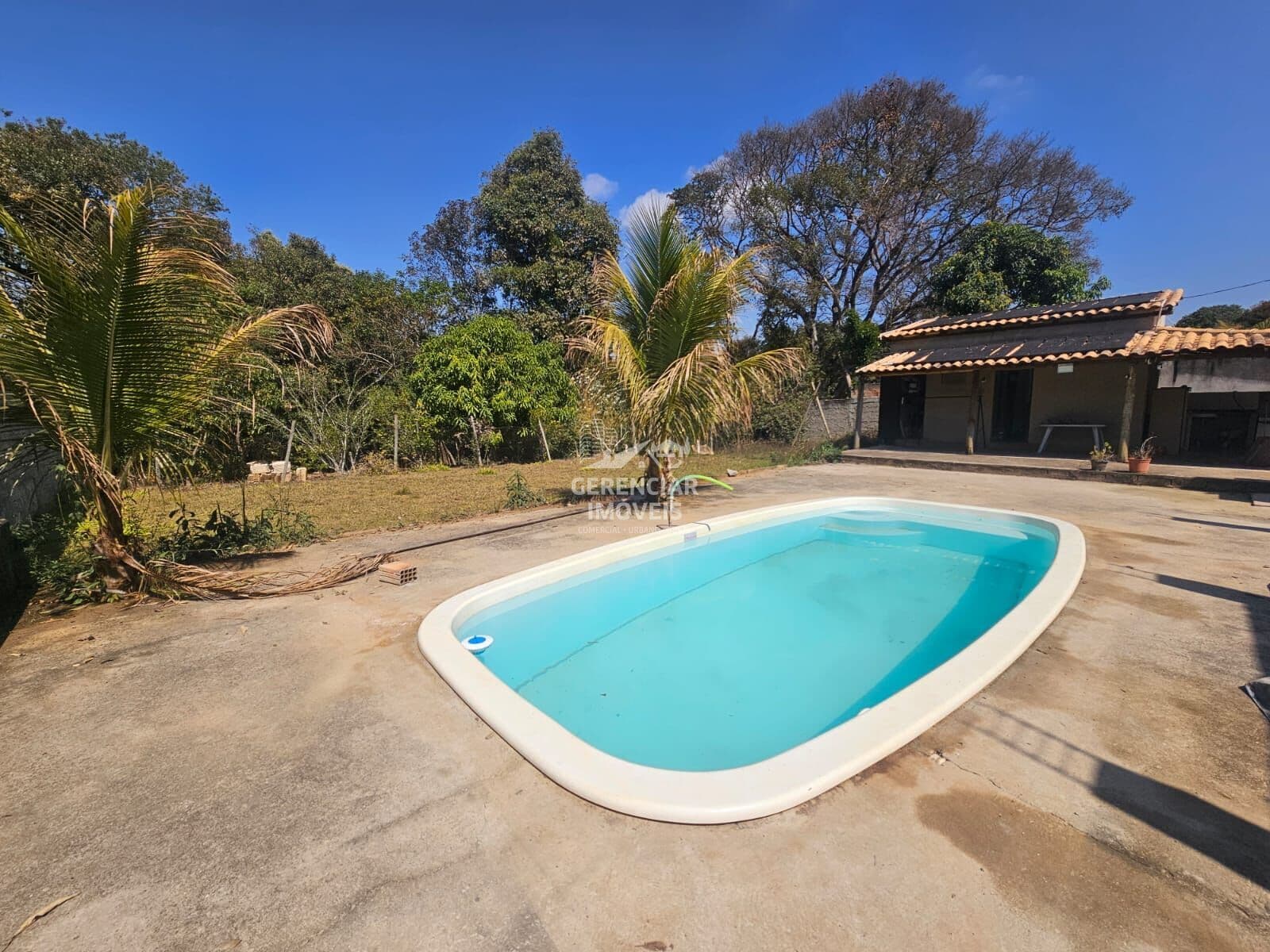 Chácara 1.250m² com córrego e piscina em Rio Manso-MG