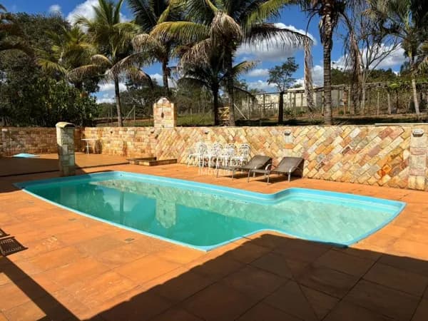 Lindo sítio de 28.000m² com 05 quartos, tanque de peixes e pomar em Jaboticatubas-MG